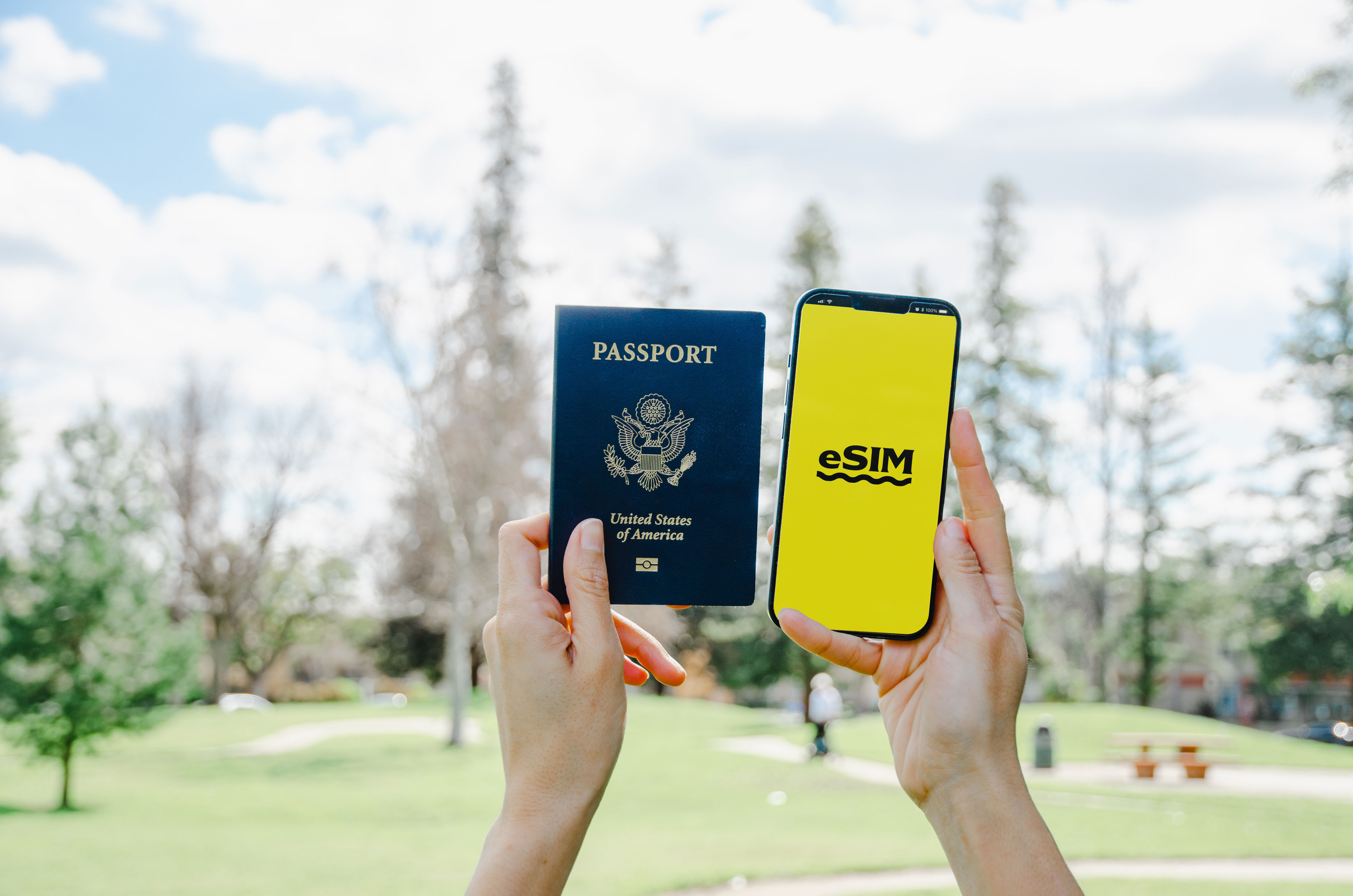 パスポートとスマホを持ちながら旅立つ様子 — Sailyで海外eSIMを設定済み